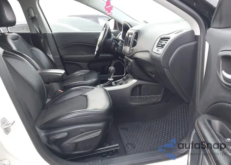 2018 Jeep Compass Latitude 4X4 z USA, uszkodzony, nr VIN 3C4NJDBB9JT470508